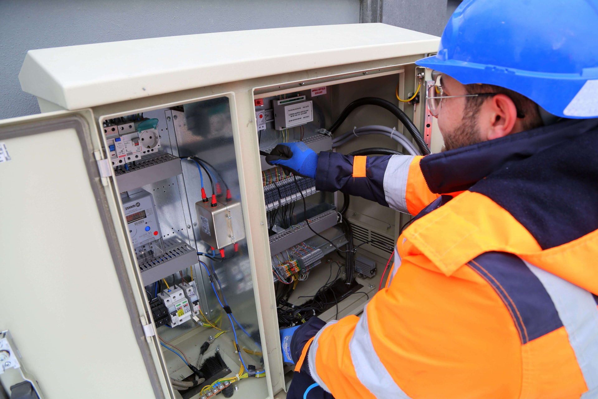Keurder controleert een elektrische verdeelkast